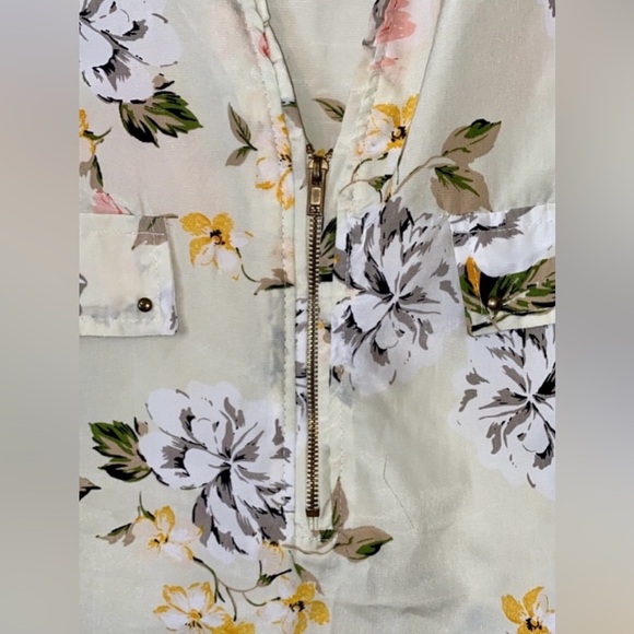 Yellow floral top for women size small - Picture 4 of 5